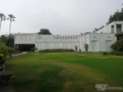 Surco  en venta  casa  en Circunvalación. El Golf o como terreno de 7,333 m2 con 1,850 m2 construidos, con 7  dormitorios