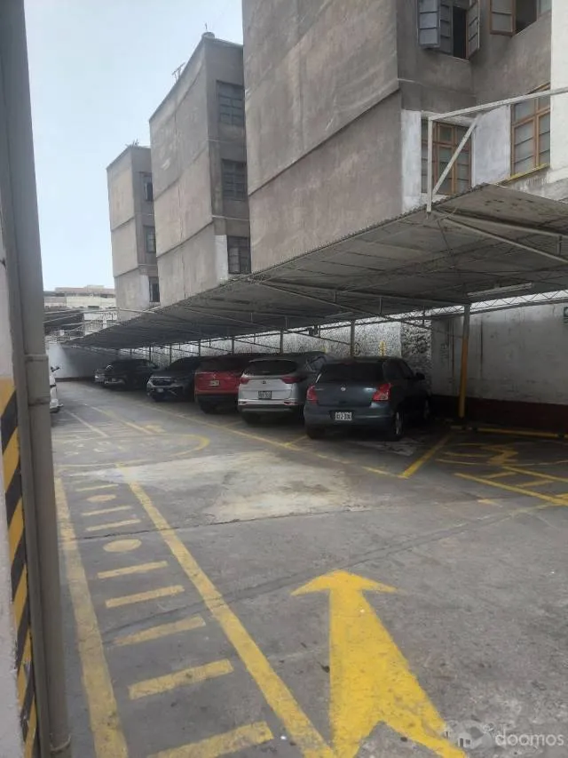 Venta de playa de estacionamiento con ocupantes precarios - 2