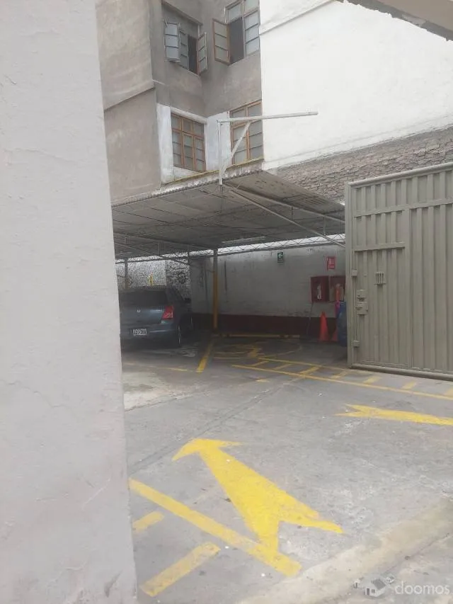 Venta de playa de estacionamiento con ocupantes precarios - 3