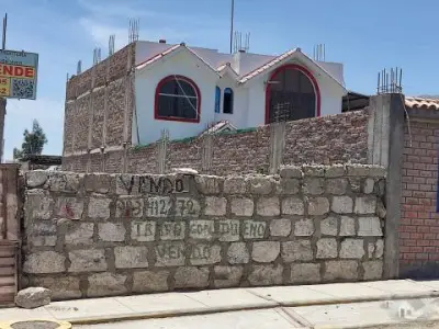 VENDO TERRENO EN LAS GARDENIAS CERRO COLORADO FRENTE A COLEGIO