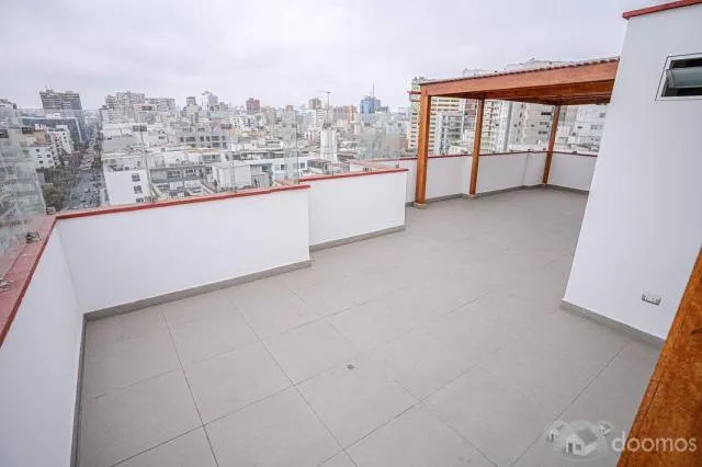 ALQUILO Dúplex remodelado con vista a la ciudad y al mar en el corazón de Miraflores. — foto 2