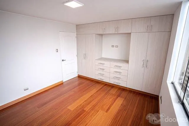 ALQUILO Dúplex remodelado con vista a la ciudad y al mar en el corazón de Miraflores. — foto 7
