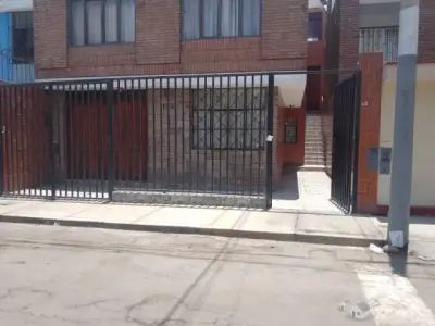 Vendo casa de dos pisos y medio de ocasion
