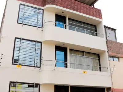 Bella y moderna casa ubicada cerca al Óvalo Santa Elena
