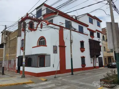 Amplia, elegante e imponente casa de 04 pisos totalmente remodelada