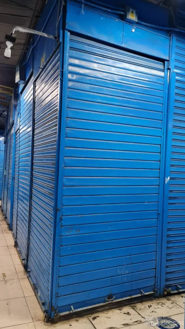 SE VENDE LOCAL COMERCIAL EN EL CENTRO COMERCIAL "EL HUECO" 3MT2 Y EL DERECHO PARA UN SEGUNDO PUESTO — foto 3