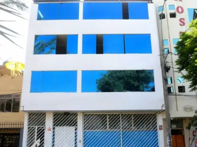 ¡Increíble Edificio Comercial de 4 Pisos en una Ubicación Estratégica!