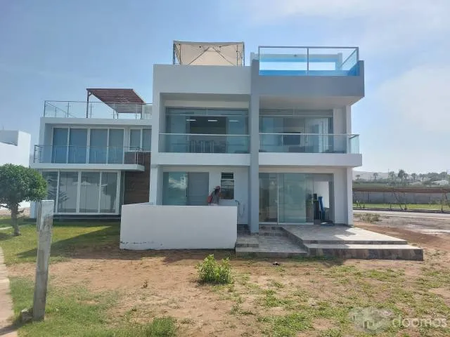 CASA DE PLAYA CON EXCELENTE VISTA Y SEIS DORMITORIOS - 1