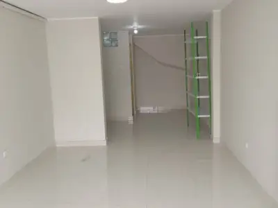 Alquilo Local para negocio en plena Avenida, Cdra 21  Angélica Gamarra SMP