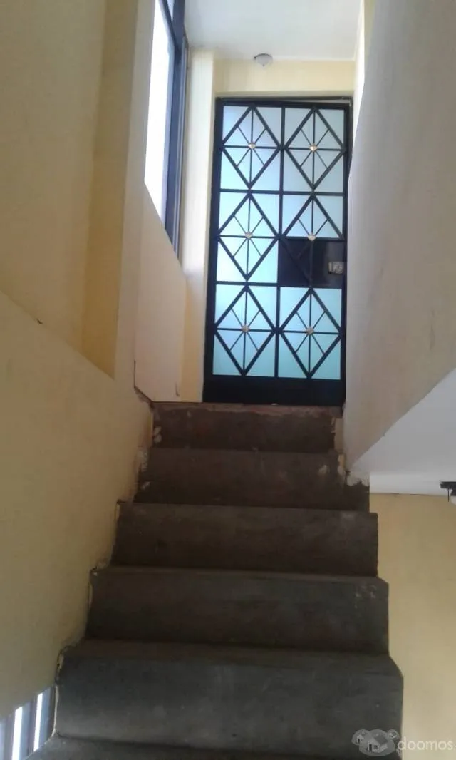 SE ALQUILA HABITACION PUERTA A LA CALLE ,BAÑO PRIVADO . - 1