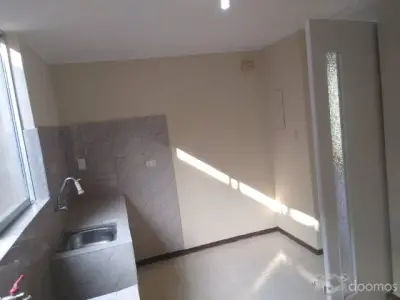 vendo departamento renovado en plena avenida y cerca al aeropuerto. trato directo. negociable.