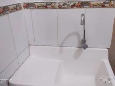 ALQUILO AMPLIA HABITACIÓN TIPO MINIDEPARTAMENTO EN TERCER PISO ALQUILO AMPLIA HABITACIÓN POR ESTRENAR CON BAÑO INCORPORADO, LAVADERO. EN TERCER PISO.