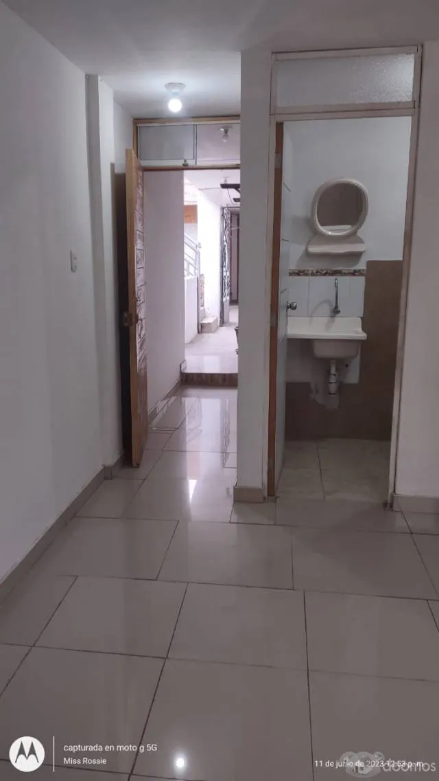 ALQUILO AMPLIA HABITACIÓN TIPO MINIDEPARTAMENTO EN TERCER PISO ALQUILO AMPLIA HABITACIÓN POR ESTRENAR CON BAÑO INCORPORADO, LAVADERO. EN TERCER PISO. — foto 3