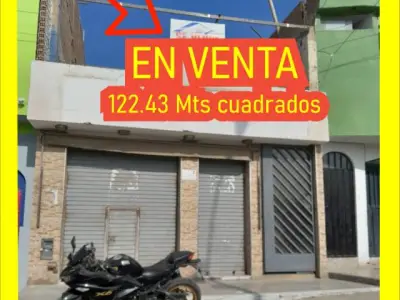 CASA FRENTE A LA MUNI DISTRITO SANTA ROSA EN MISMA AVENIDA