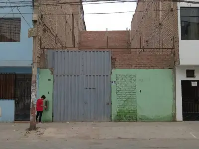 Alquiler De Local Para Vivienda O Almacén Con Amplio Patio Para Cochera Bien Ubicado Cerca El Cruce De Av. Canta Callao Y Av. Los Dominicos En San Martín De Porres