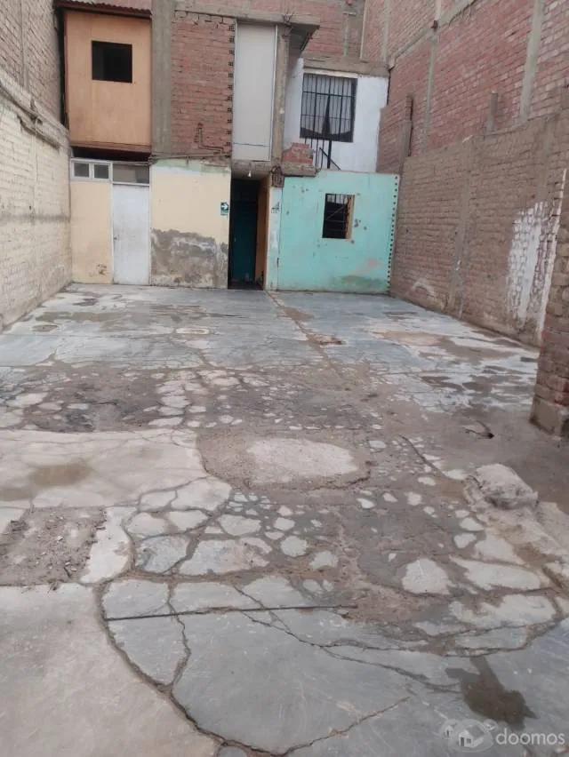 Alquiler De Local Para Vivienda O Almacén Con Amplio Patio Para Cochera Bien Ubicado Cerca El Cruce De Av. Canta Callao Y Av. Los Dominicos En San Martín De Porres — foto 2