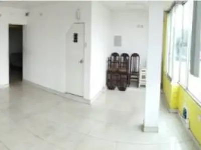 LOCAL COMERCIAL EN AVENIDA AMERICA SUR
