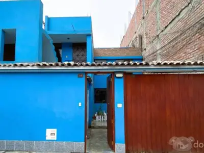 Vendo casa de 2 pisos y medio en calle enrejada en Urb. Zárate