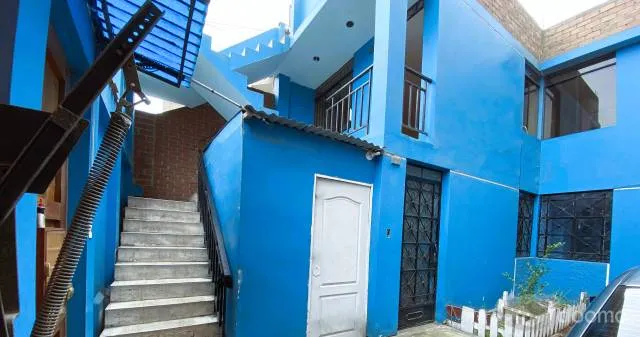 Vendo casa de 2 pisos y medio en calle enrejada en Urb. Zárate — foto 2