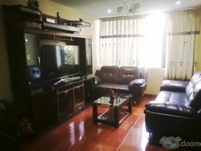Departamento amoblado con cochera propia