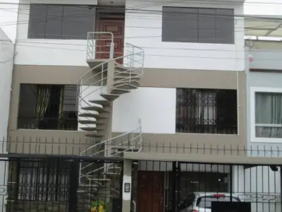 Venta de Casa de 3 Pisos Frente a Parque en Cercado de Lima