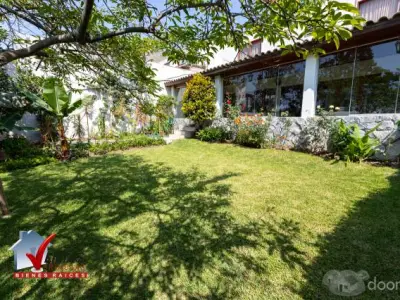 VENTA DE CASA COMO TERRENO EN LOS ALAMOS DE MONTERRICO, SURCO