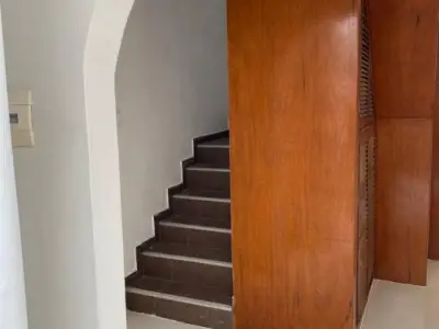 Ocasión. Vendo amplia casa Remodelada de 3 pisos