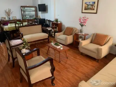Venta Casa de 3 Pisos en Barrios Altos