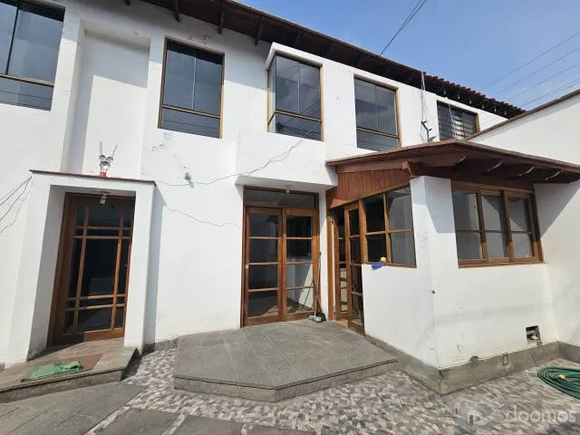 CASA en venta en La Molina, 2 Pisos, 215,000$, Area 130m2, calle miami cuadra uno, excelente precio — foto 2