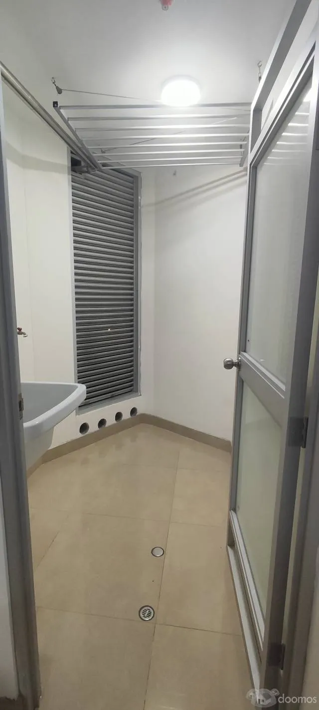 ALQUILER DE MODERNO Y CENTRICO DEPARTAMENTO — foto 2