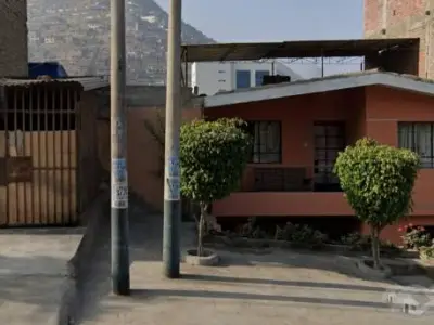Venta Casa Familiar de 5 Dormitorios con Jardín y Estacionamientos - Villa María Del Triunfo