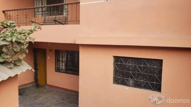 Venta Casa Familiar de 5 Dormitorios con Jardín y Estacionamientos - Villa María Del Triunfo — foto 2