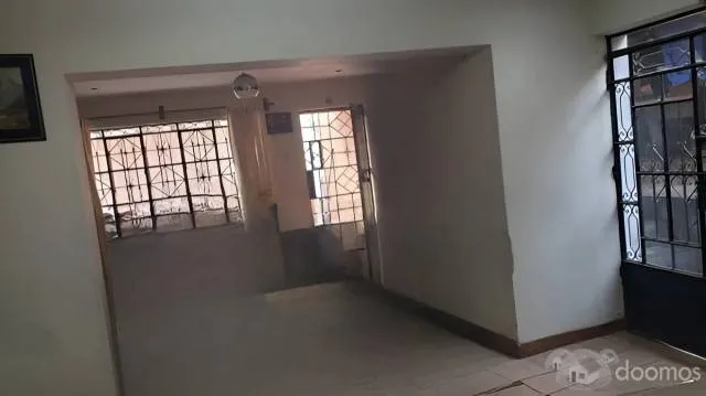 Venta Casa Familiar de 5 Dormitorios con Jardín y Estacionamientos - Villa María Del Triunfo — foto 3