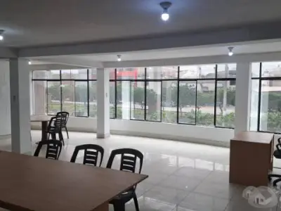 Oficina 2do piso 80m2 aprox, ideal para consultorio, of. administrativa. etc