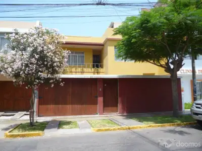 VENDO CASA 3 PISOS , ZONA SAN ANDRES , IDEAL OFICINAS A 5 CUADRAS DE PLAZA DE ARMAS