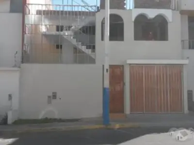 VENDO CASA DE DOS PÍSOS CON DOS DEPARTAMENTOS INDEPENDIENTES