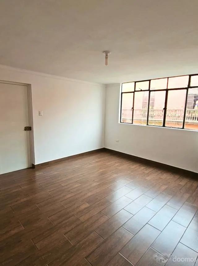 Vendo acogedor y funcional departamento de 1 dormitorio en Cercado de Lima a pocas cuadras de Plaza 2 de Mayo – Precio $53 mil dólares — foto 2