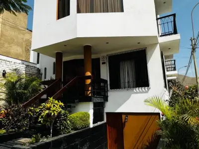 Hermosa Casa Blanca En Venta En Esquina La Molina