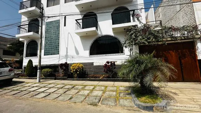 Hermosa Casa Blanca En Venta En Esquina La Molina — foto 2