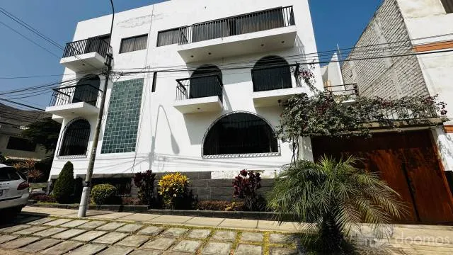 Hermosa Casa Blanca En Venta En Esquina La Molina — foto 3