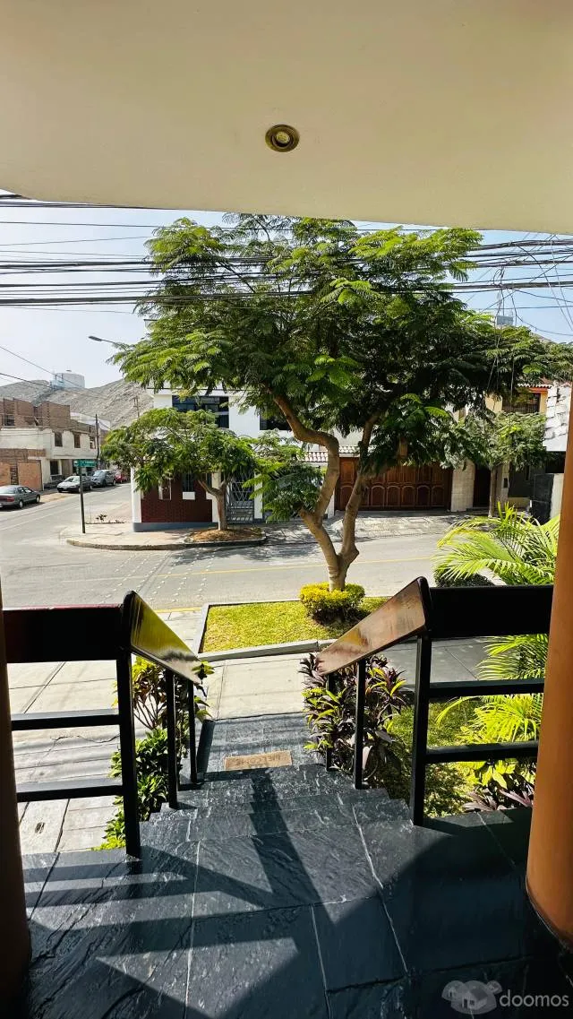 Hermosa Casa Blanca En Venta En Esquina La Molina — foto 4
