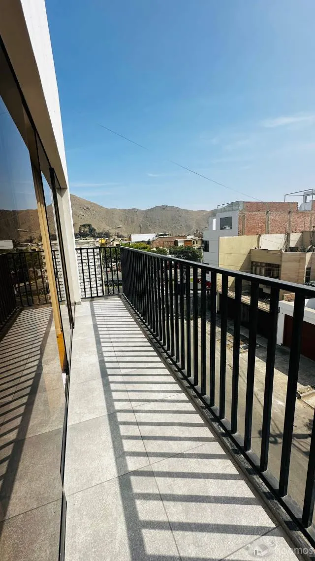 Hermosa Casa Blanca En Venta En Esquina La Molina — foto 5