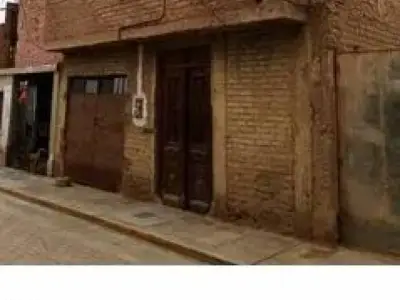 OPORTUNIDAD . SE VENDE UNA CASA EN MOSHOQUEQUE .