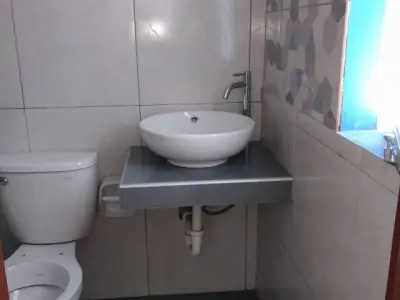 ALQUILO   ESTUDIO CON BAÑO Y COCINA