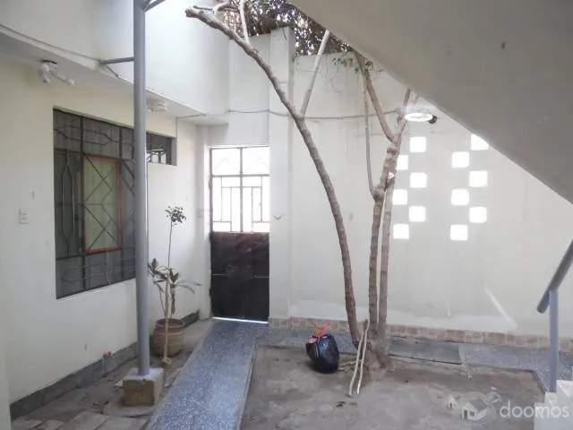Casa amplia de 2 pisos con azotea habilitada para un tercer nivel, a pocos metros del Centro Cívico. Pisos Independientes, con cisterna y tanque elevado que permite continuidad de agua las 24 horas. - 6