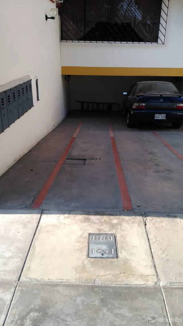 Estacionamiento con acceso de reja a control remoto - 3