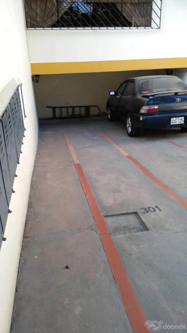 Estacionamiento con acceso de reja a control remoto - 4