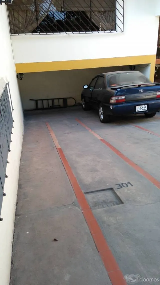 Estacionamiento con acceso de reja a control remoto - 5