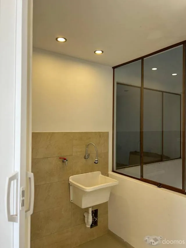 Cerro Colorado, Departamento En Estreno, Piso 3, Frente A Parque, Con Ascensor, Precio Insuperable!! — foto 7