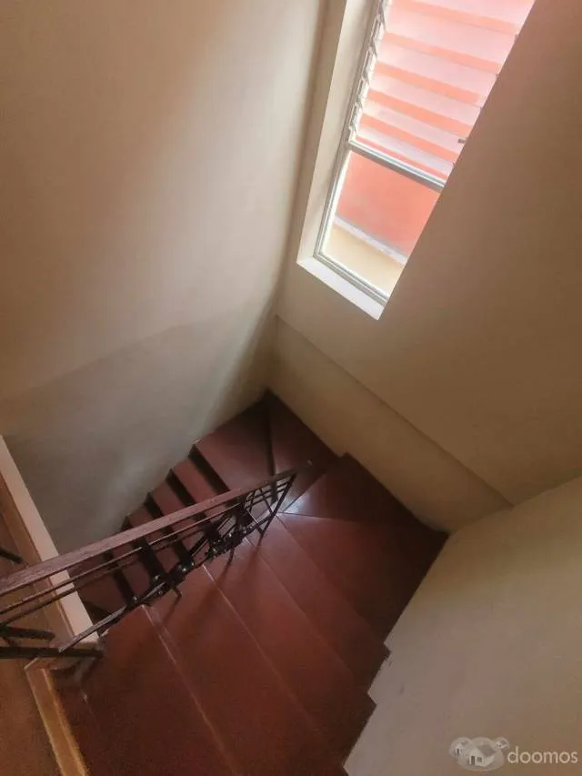 $1,990 MIRAFLORES ALQUILO CASA DE 3 PISOS CERCA CLINICA DELGADO, HUACA PUCLLANA, IDEAL PARA OFICINA ADMINISTRATIVA, CALL CENTER, ALMACEN, VIVIENDA ETC. CEL. 990027111 — foto 4